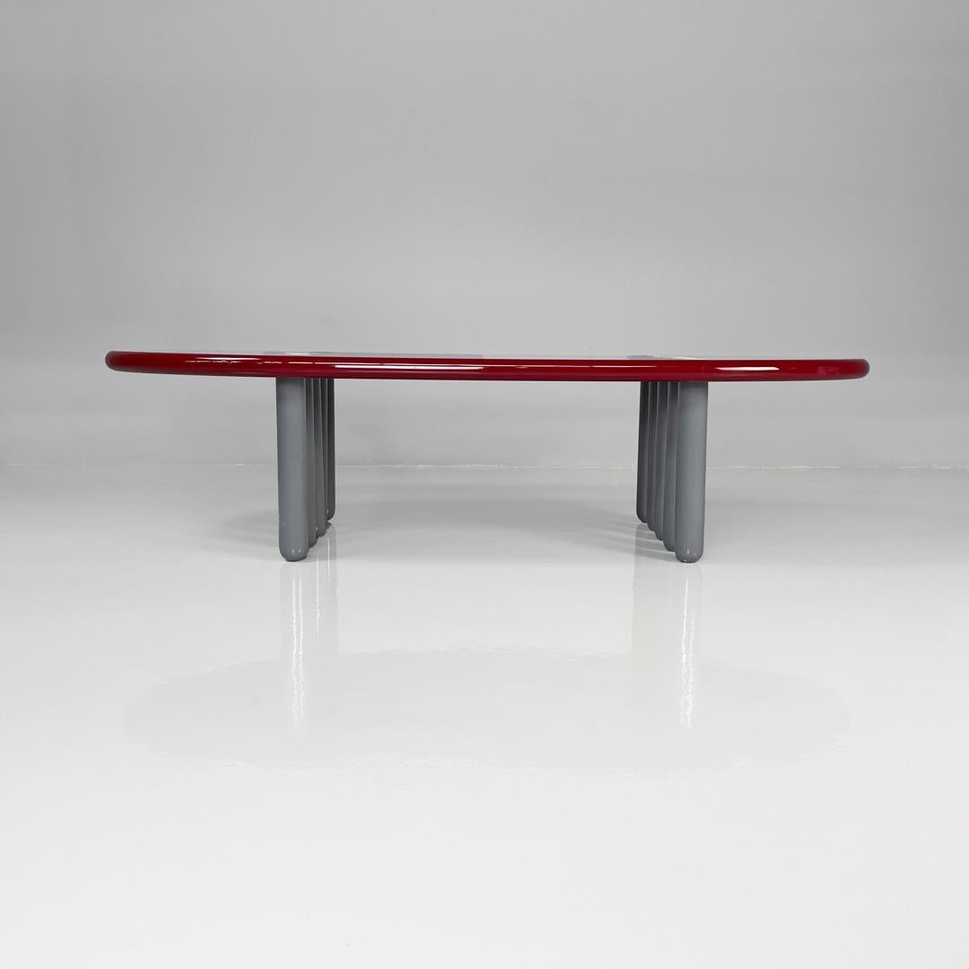 Table basse moderne italienne bordeaux laquée brillante avec pieds gris, années 1980 Bon état - En vente à MIlano, IT