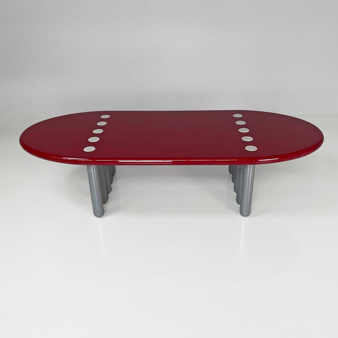 Fin du 20e siècle Table basse moderne italienne bordeaux laquée brillante avec pieds gris, années 1980 en vente