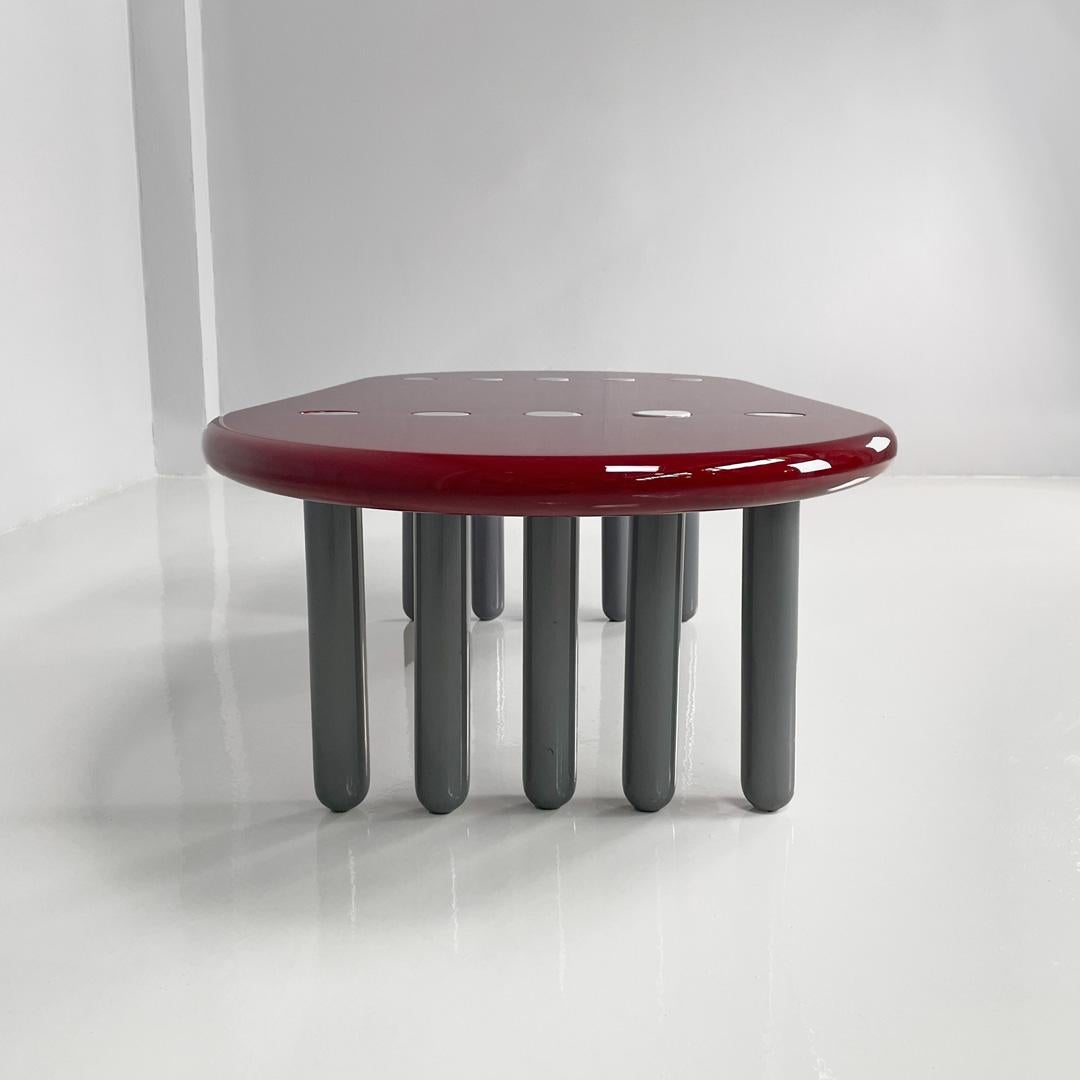 Table basse moderne italienne bordeaux laquée brillante avec pieds gris, années 1980 en vente 1