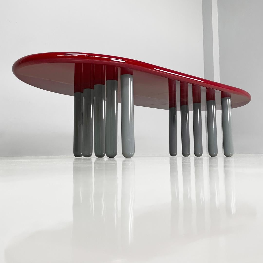 Table basse moderne italienne bordeaux laquée brillante avec pieds gris, années 1980 en vente 2