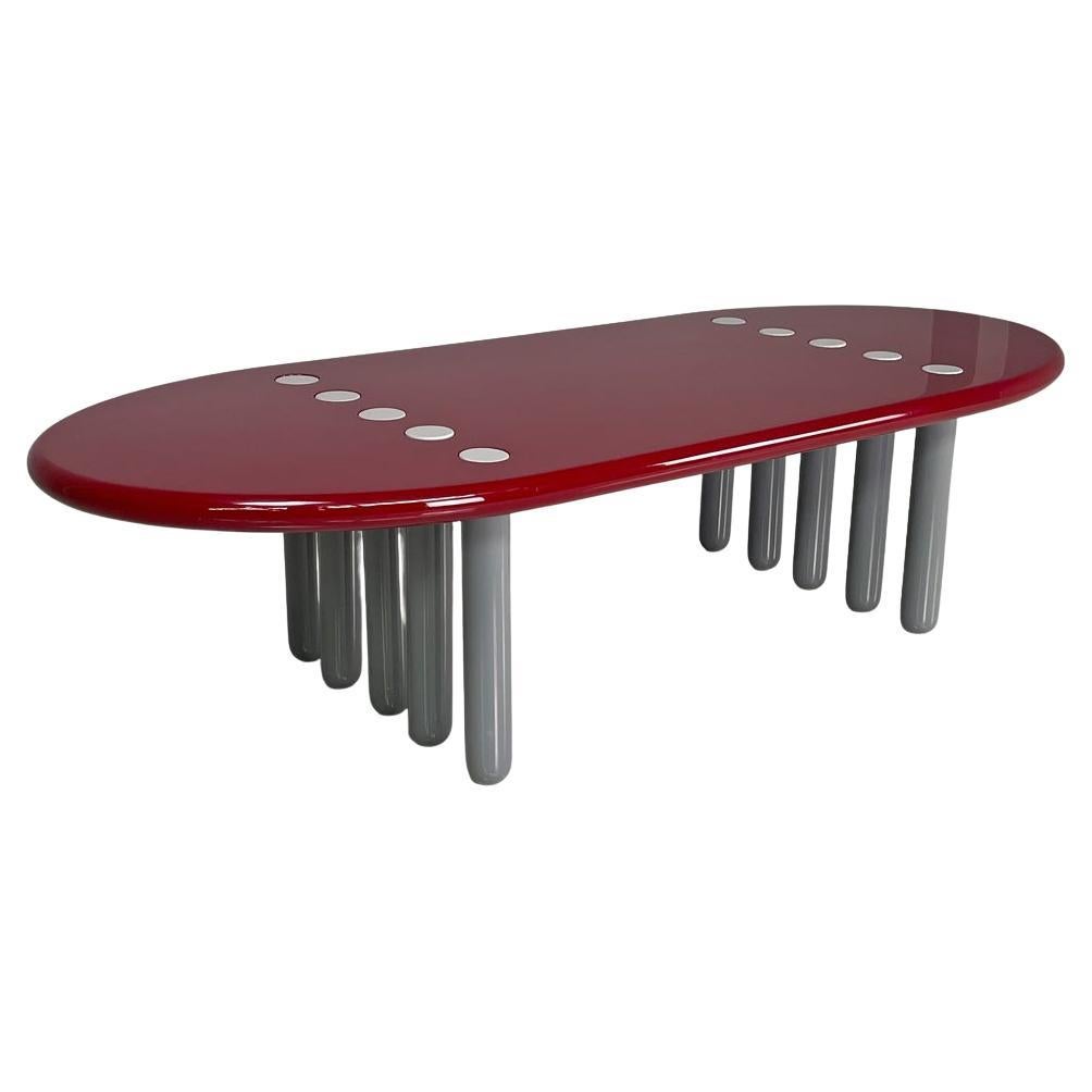 Table basse moderne italienne bordeaux laquée brillante avec pieds gris, années 1980 en vente
