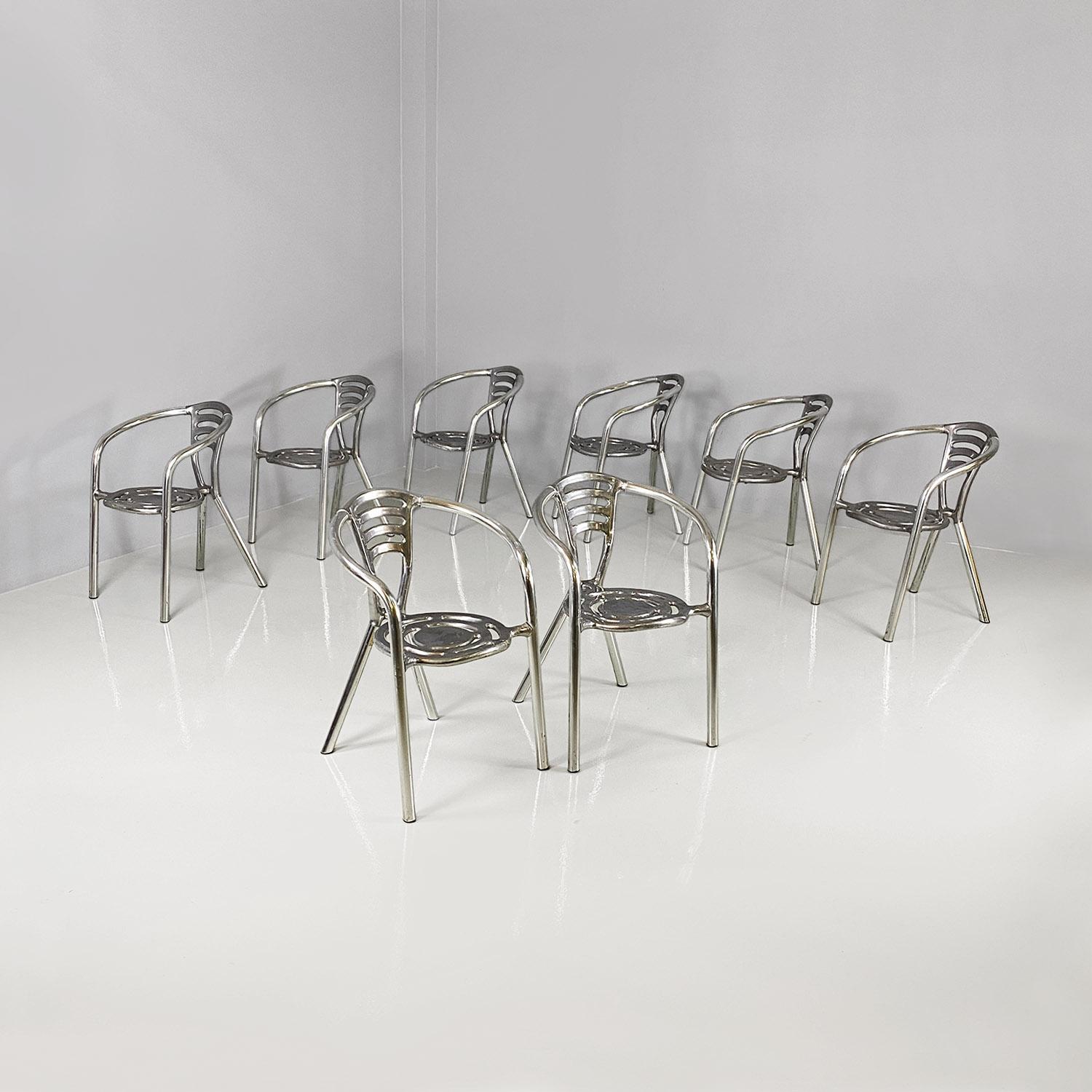 Satz von acht Stühlen des Modells Boulevard mit runder Sitzfläche, ganz aus Aluminium. Die Sitzfläche und die Rückenlehne haben dekorative Perforationen mit geschwungenen Linien, und die Struktur der Armlehnen und der Beine besteht aus