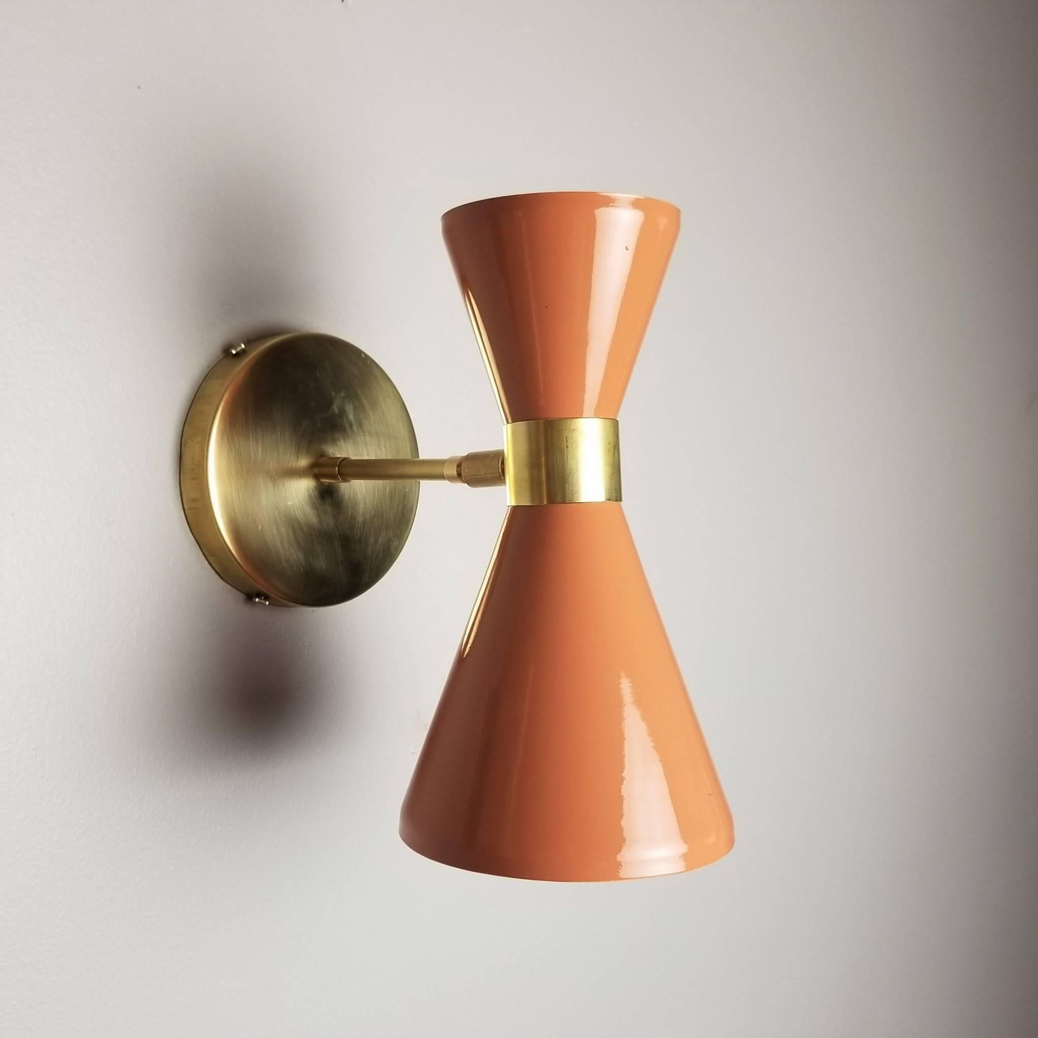 Mid-Century Modern Applique murale moderne italienne « Campana » en laiton et émail poudré par Blueprint Lighting