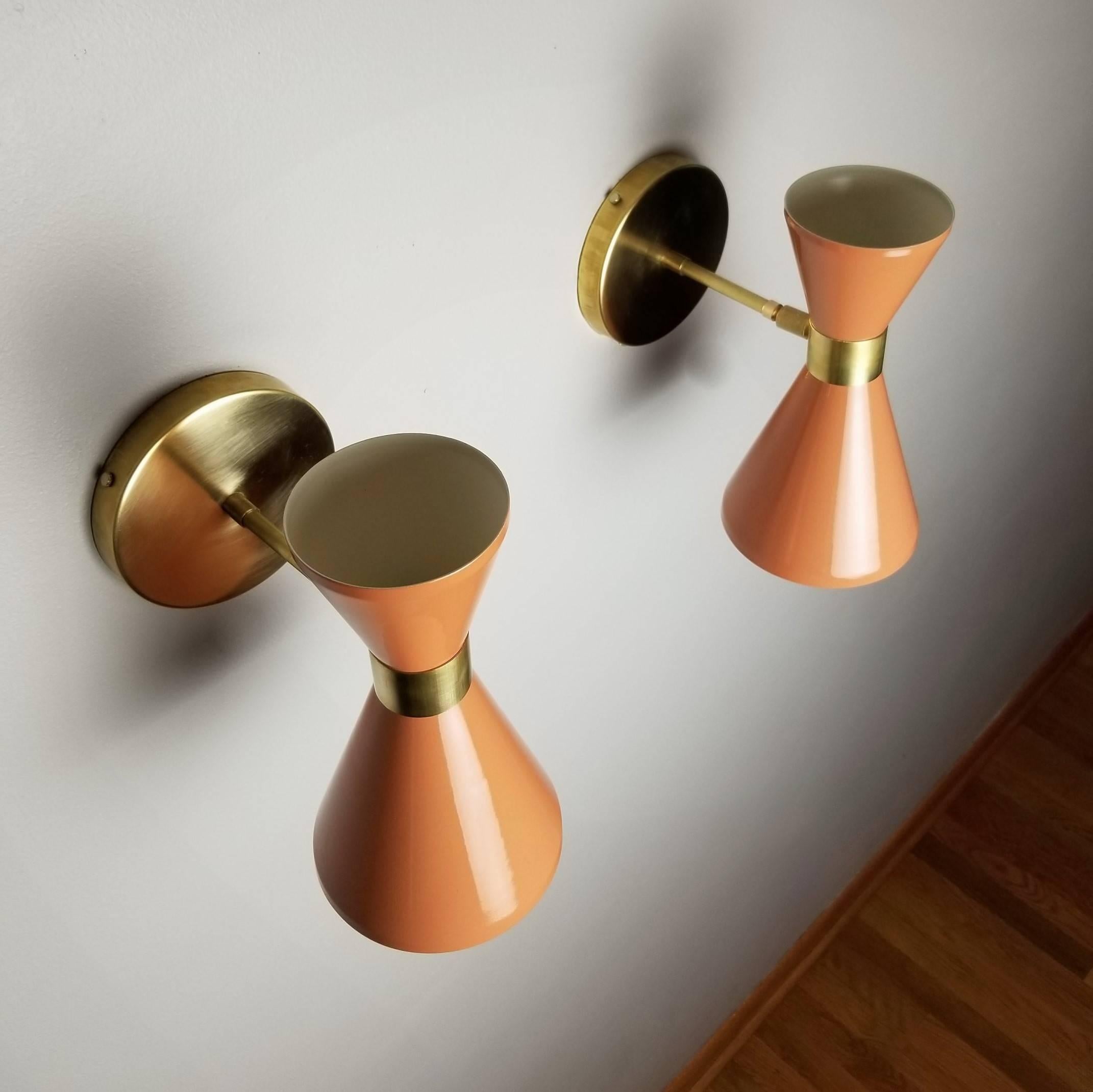 Américain Applique murale moderne italienne « Campana » en laiton et émail poudré par Blueprint Lighting