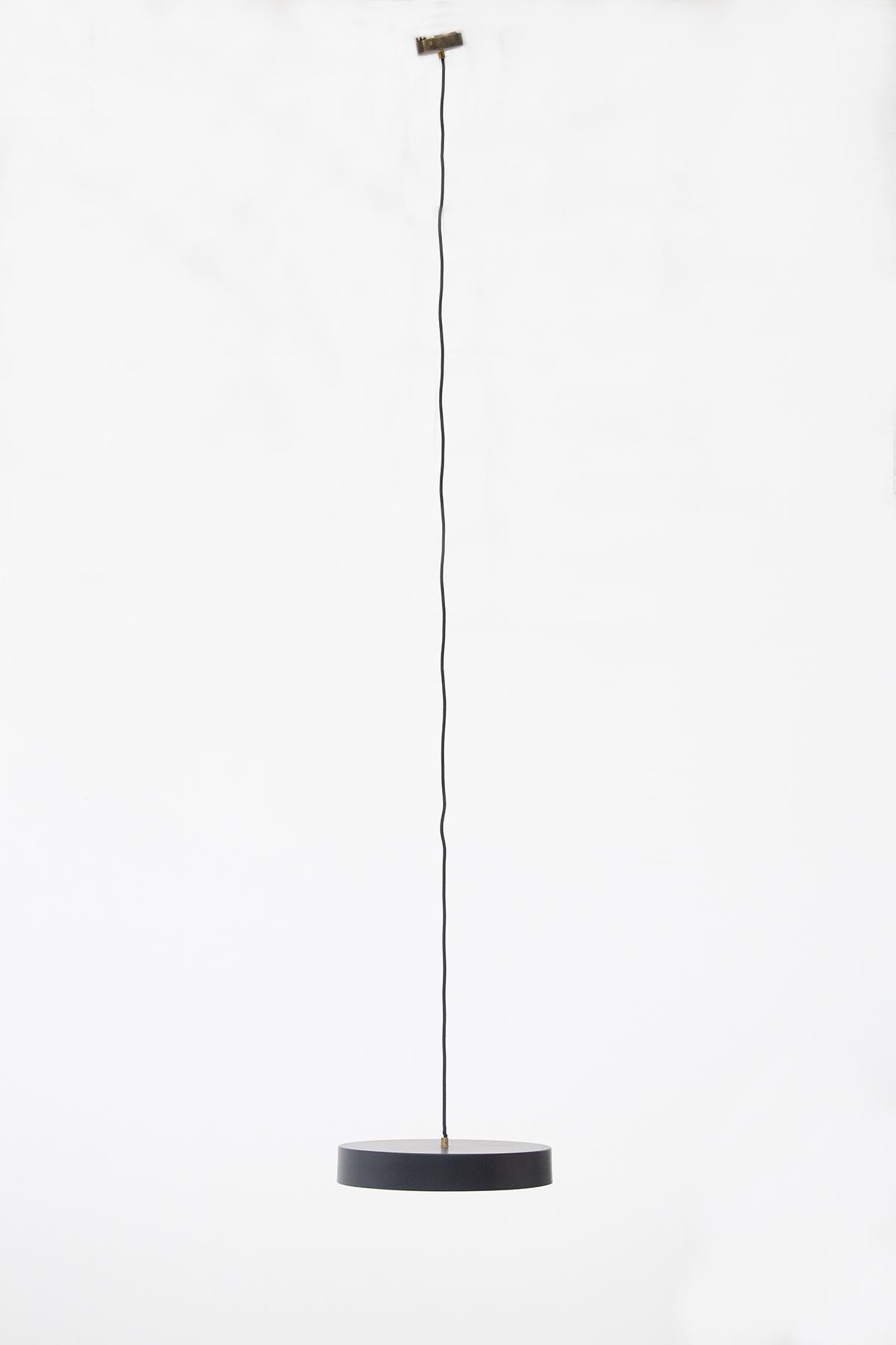Italienische Pendelleuchte, hergestellt von einer italienischen Manufaktur zwischen den Jahren 2000 und 2010. Diese Deckenleuchte ist ein perfektes Beispiel für modernes Design. Sie zeichnet sich durch eine runde Form aus und ist aus schwarzem