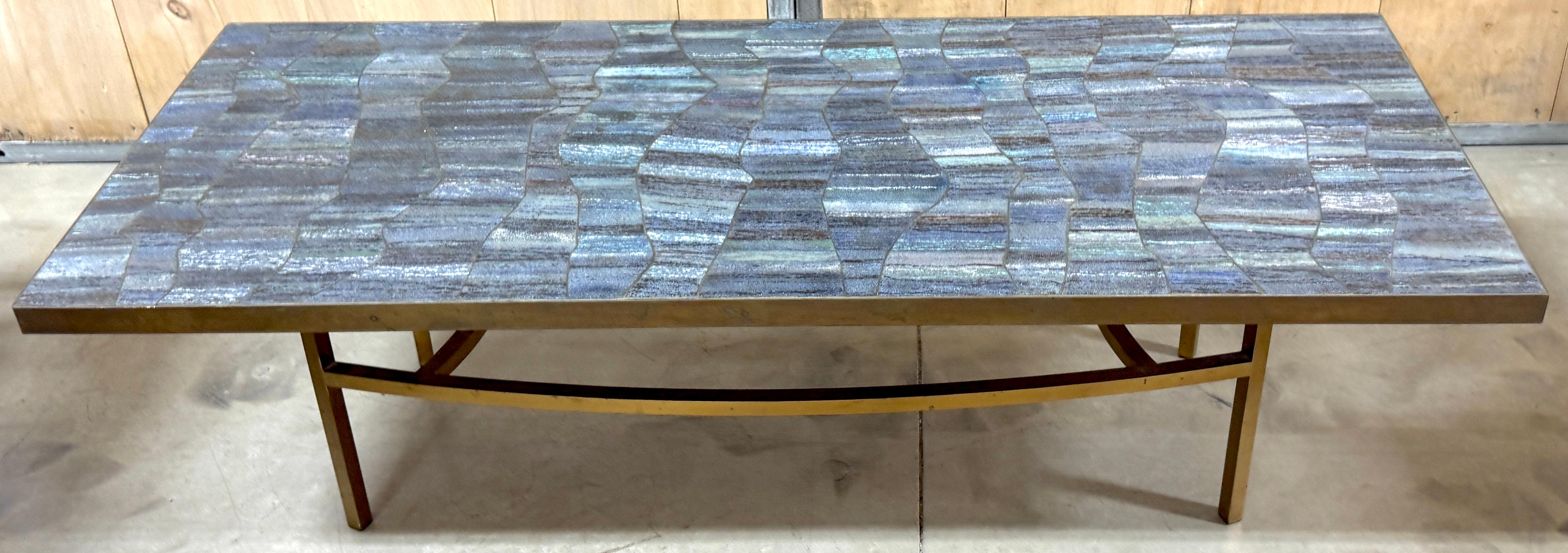 Moderner italienischer Couchtisch aus Messing und biomorpher blauer Emaille 

Italien, ca. 1950er Jahre

Dieser unverwechselbare Couchtisch aus den 1950er Jahren erinnert an das goldene Zeitalter des italienischen Modernismus und bietet eine