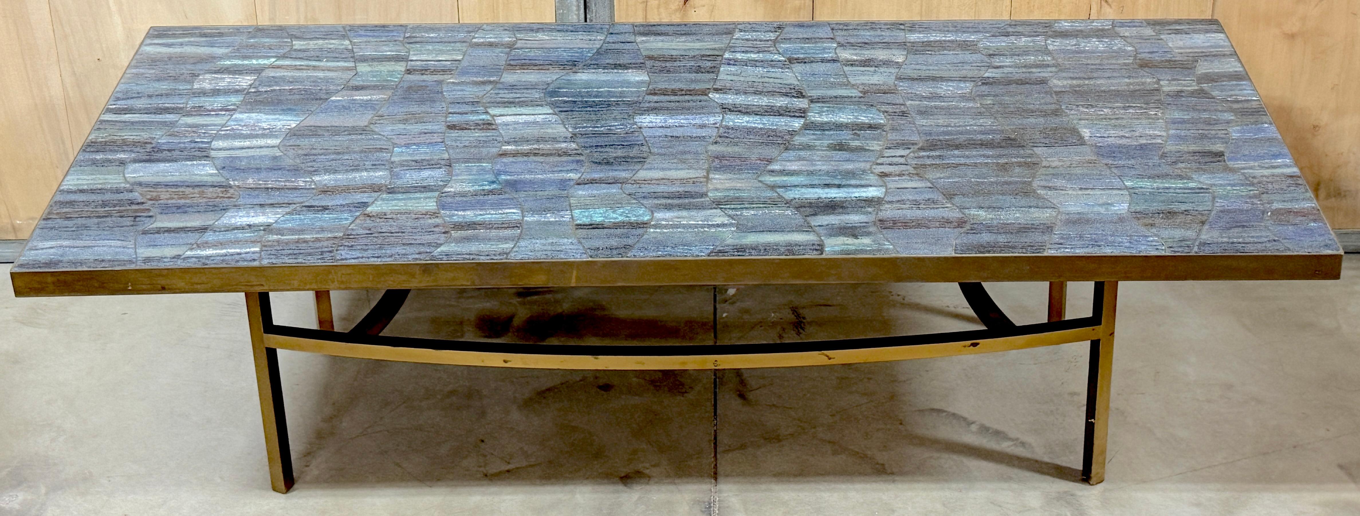 Moderner italienischer Couchtisch aus Messing und biomorpher blauer Emaille aus Messing, ca. 1950er Jahre (Italienisch) im Angebot