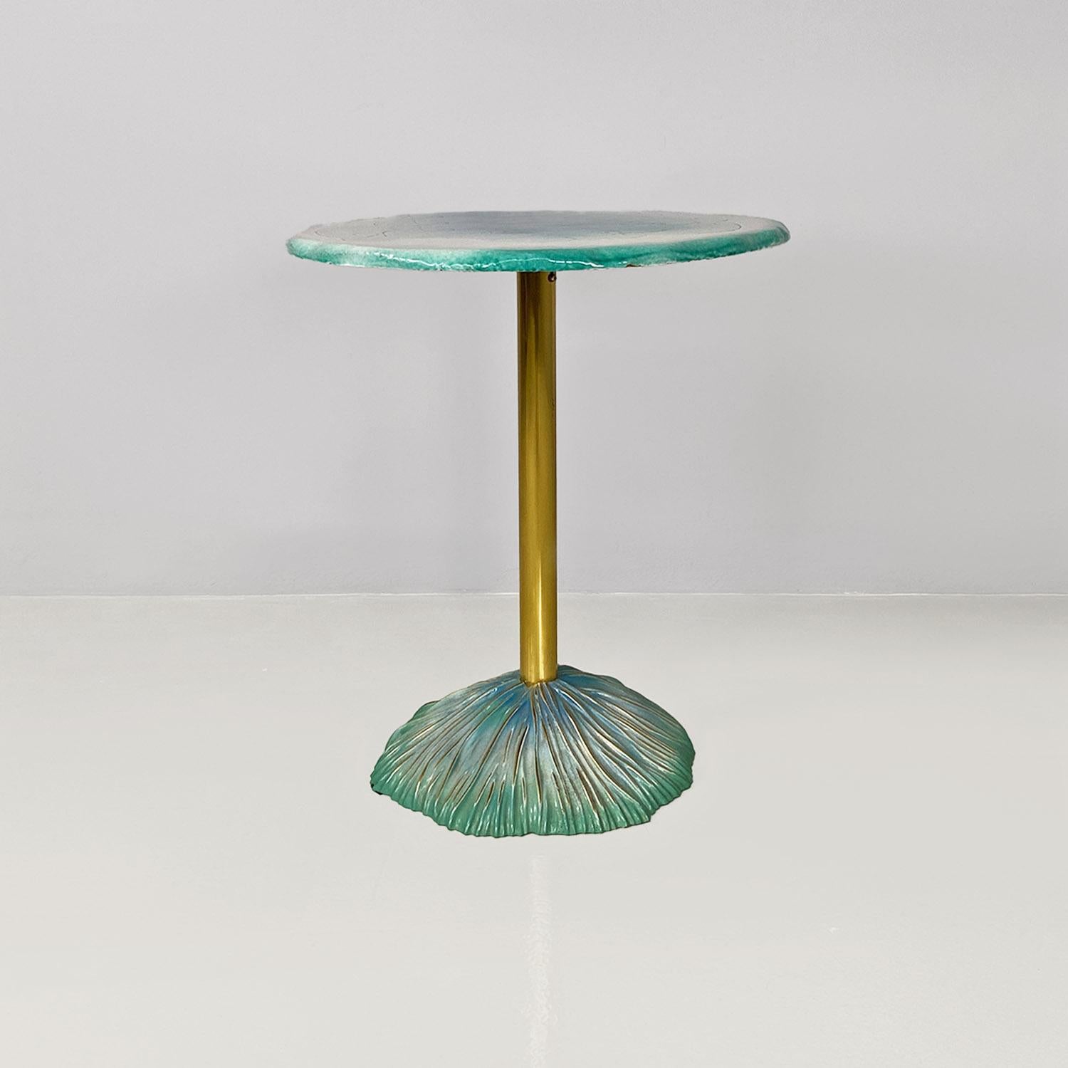 Italian post modern small round white, gold and light blue dining table in ceramic with engraved design and brass, probably 1980s period.
Round-shaped dining table, with ceramic top with engraved design and changing colors in shades of blue, white