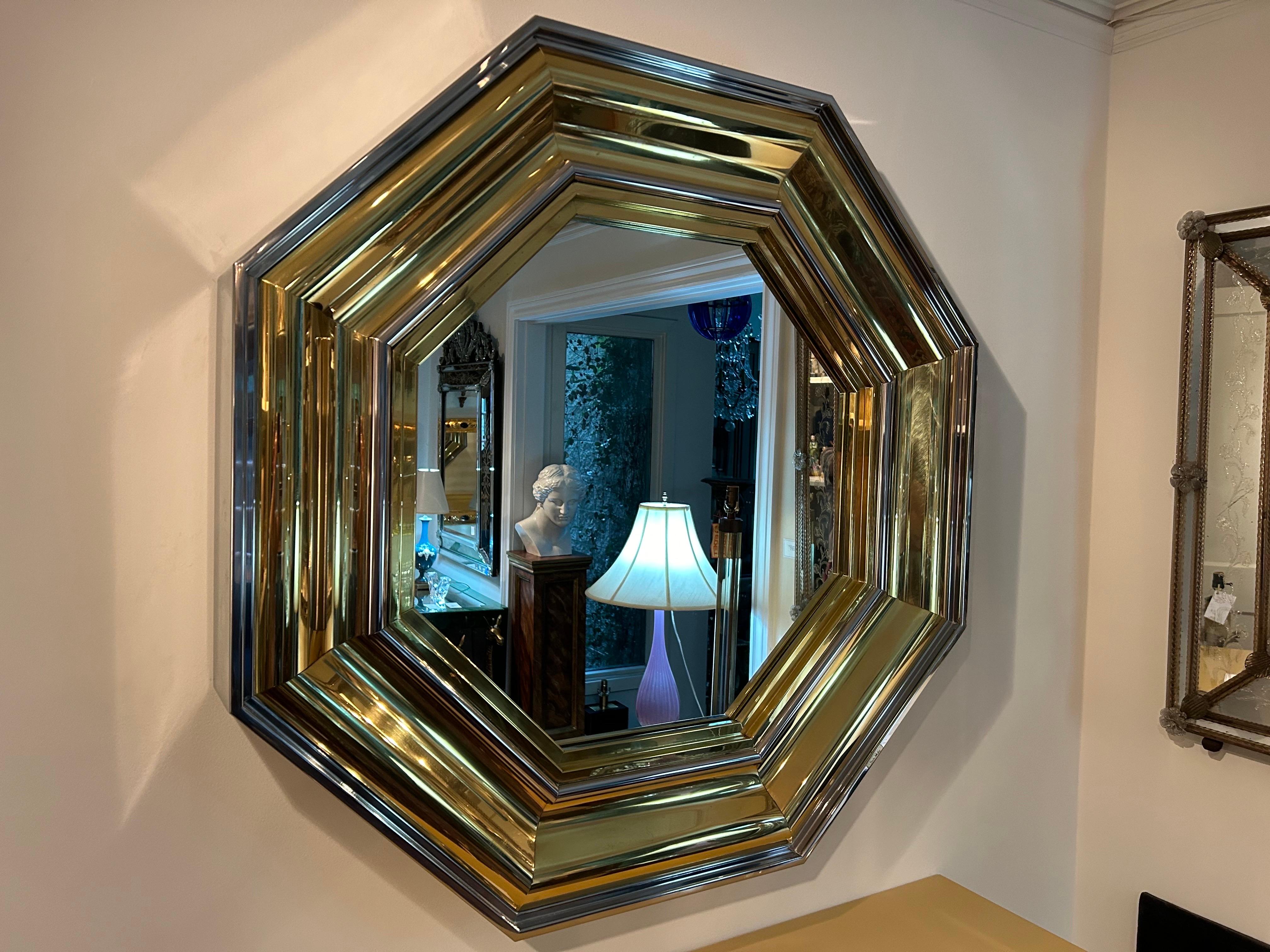 Miroir octogonal moderne italien en laiton et chrome par Sandro Petti.
Ce miroir octogonal monumental et iconique, composé de plusieurs couches de sections en laiton et en chrome, a été conçu et signé par le célèbre architecte Sandro Petti pour la