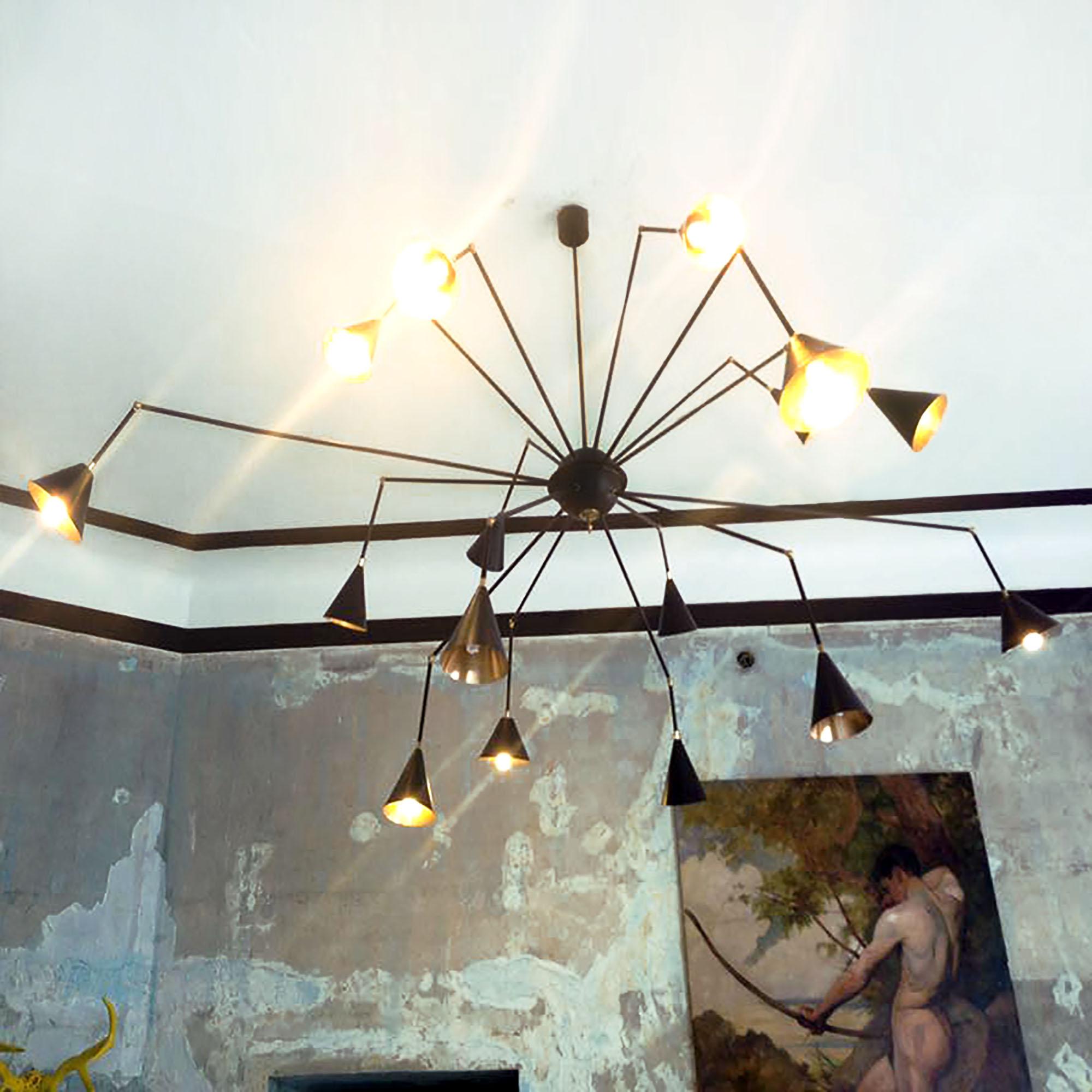 Lampadario moderno italiano in ottone e smalto con 16 braccia articolate in vendita 2