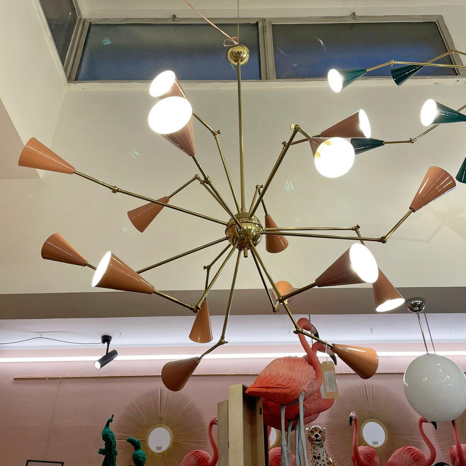 Mid-Century moderno Lampadario moderno italiano in ottone e smalto con 16 braccia articolate in vendita