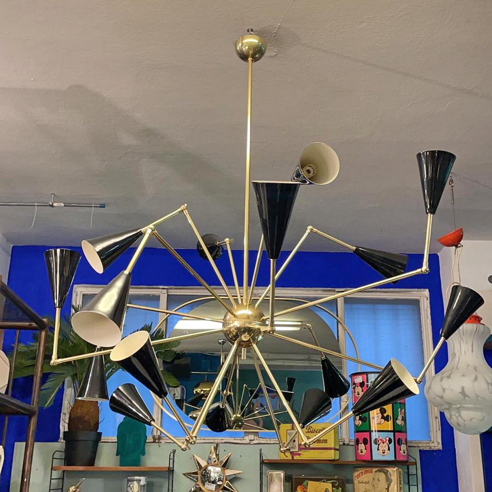 Italiano Lampadario moderno italiano in ottone e smalto con 16 braccia articolate in vendita