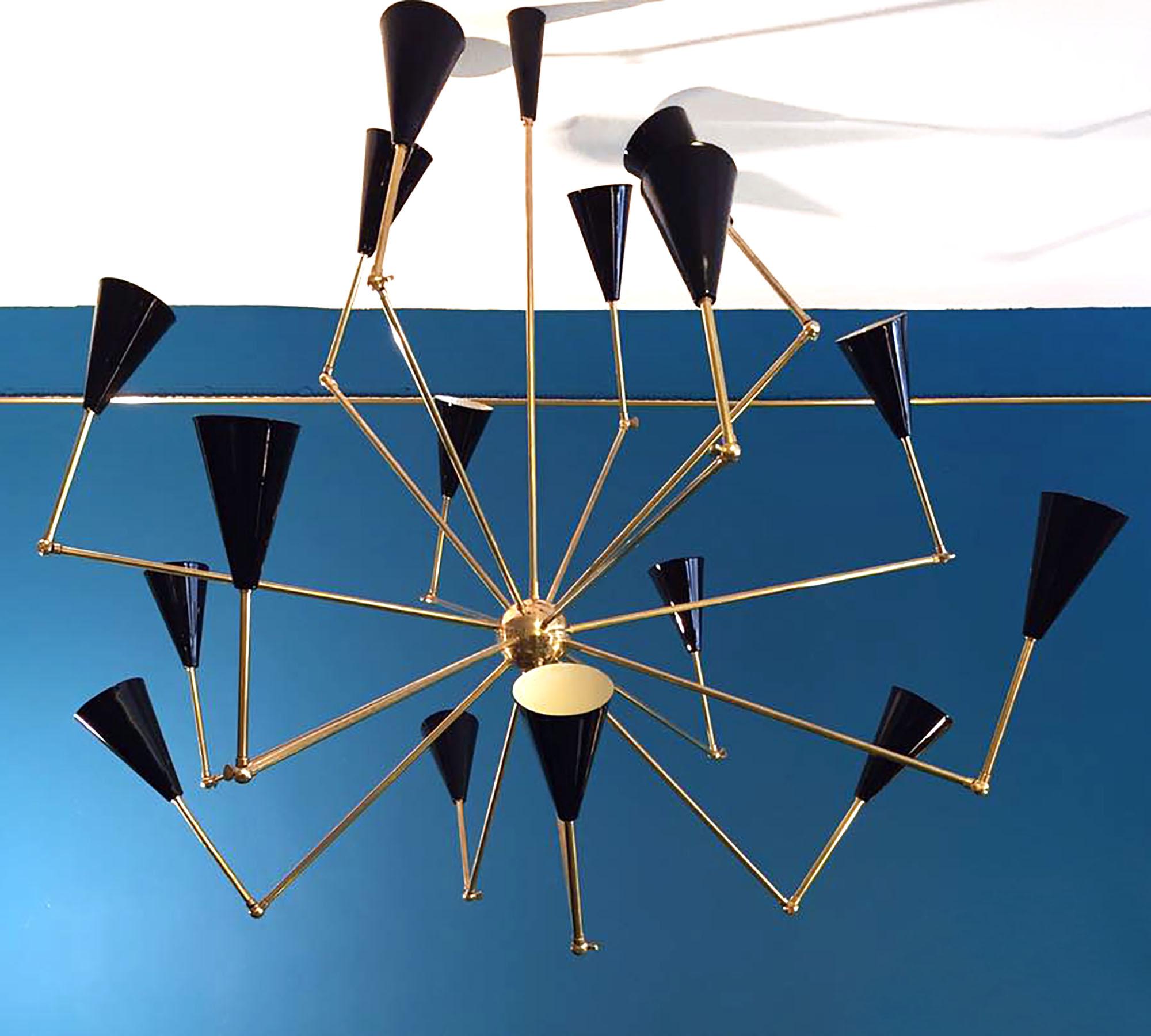 Laccato Lampadario moderno italiano in ottone e smalto con 16 braccia articolate in vendita