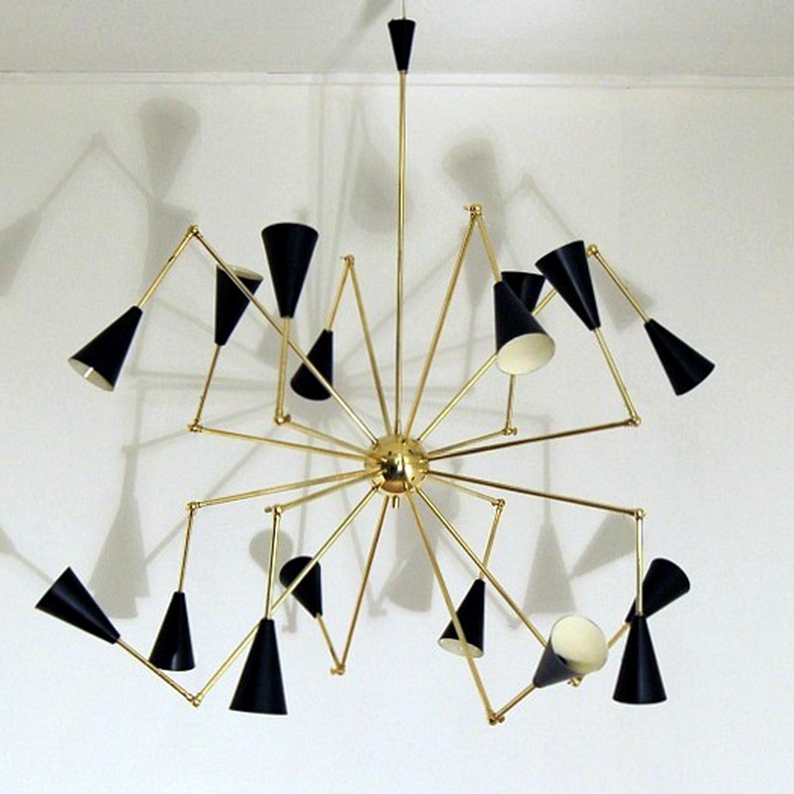XXI secolo e contemporaneo Lampadario moderno italiano in ottone e smalto con 16 braccia articolate in vendita