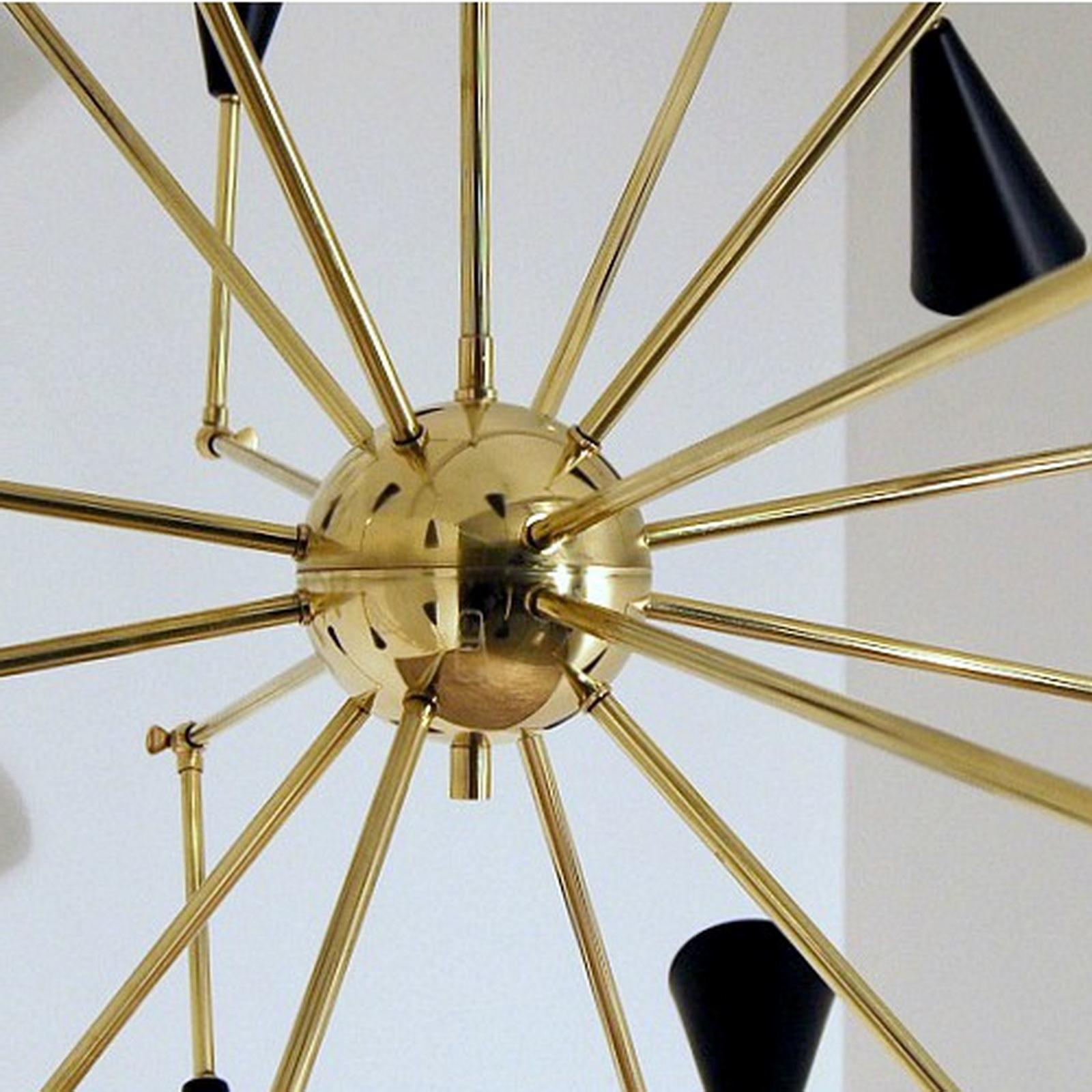 Metallo Lampadario moderno italiano in ottone e smalto con 16 braccia articolate in vendita