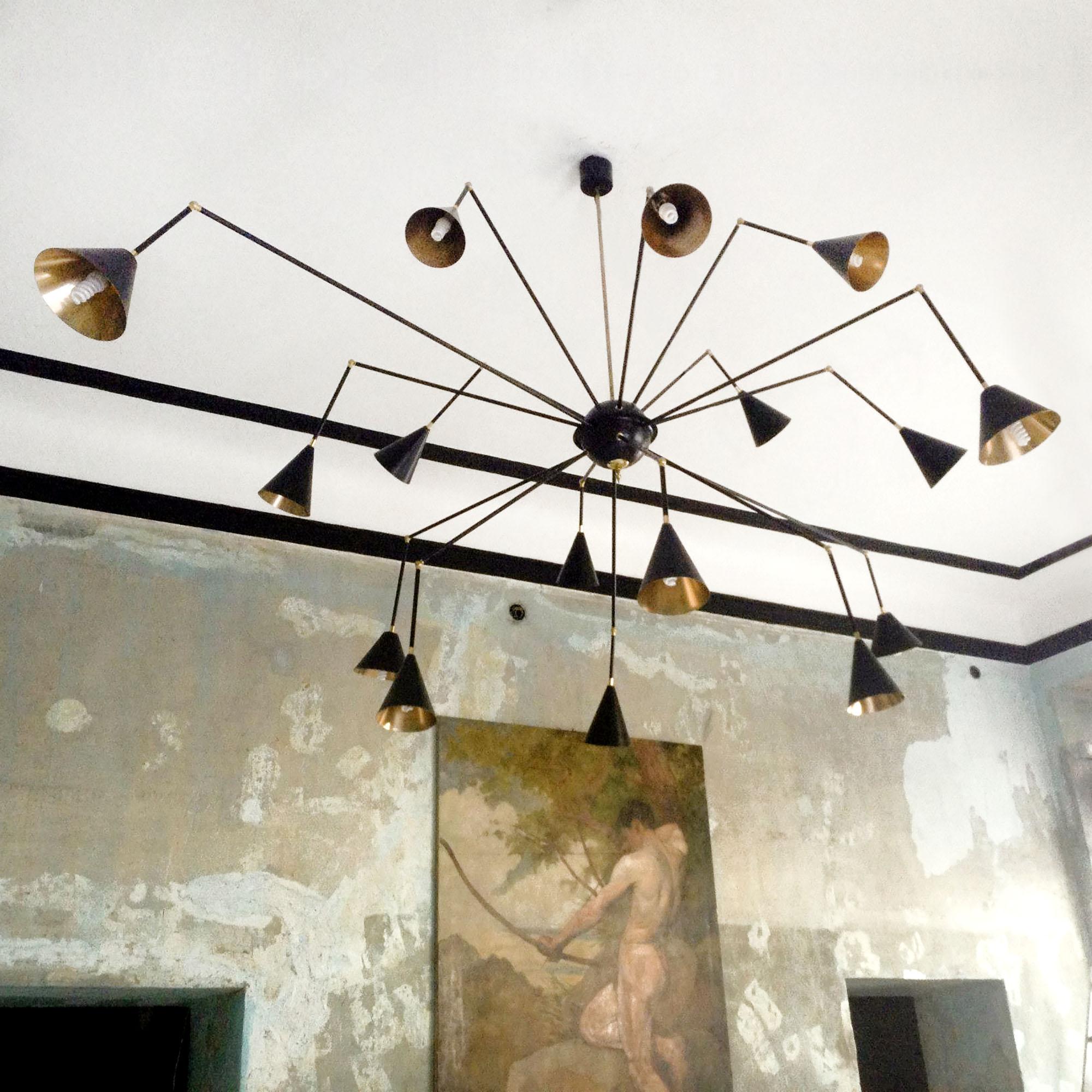 Lampadario moderno italiano in ottone e smalto con 16 braccia articolate in vendita 1