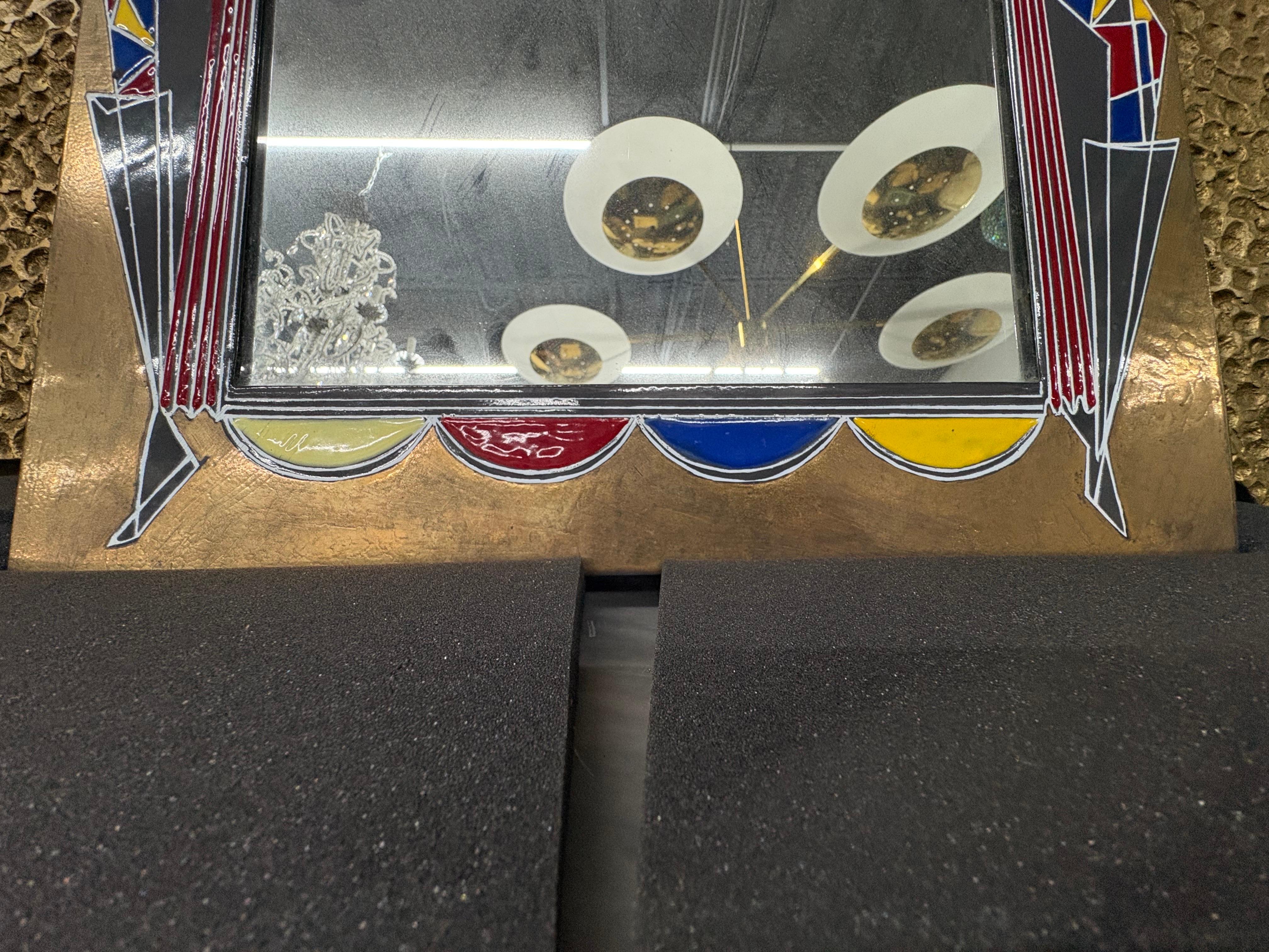 Miroir moderne italien en laiton et émail.
Miroir en laiton de style Art déco italien avec un motif géométrique en émail de couleur primaire. Ce magnifique miroir italien en laiton inspiré de Gio Ponti est de taille idéale pour une salle d'eau, un