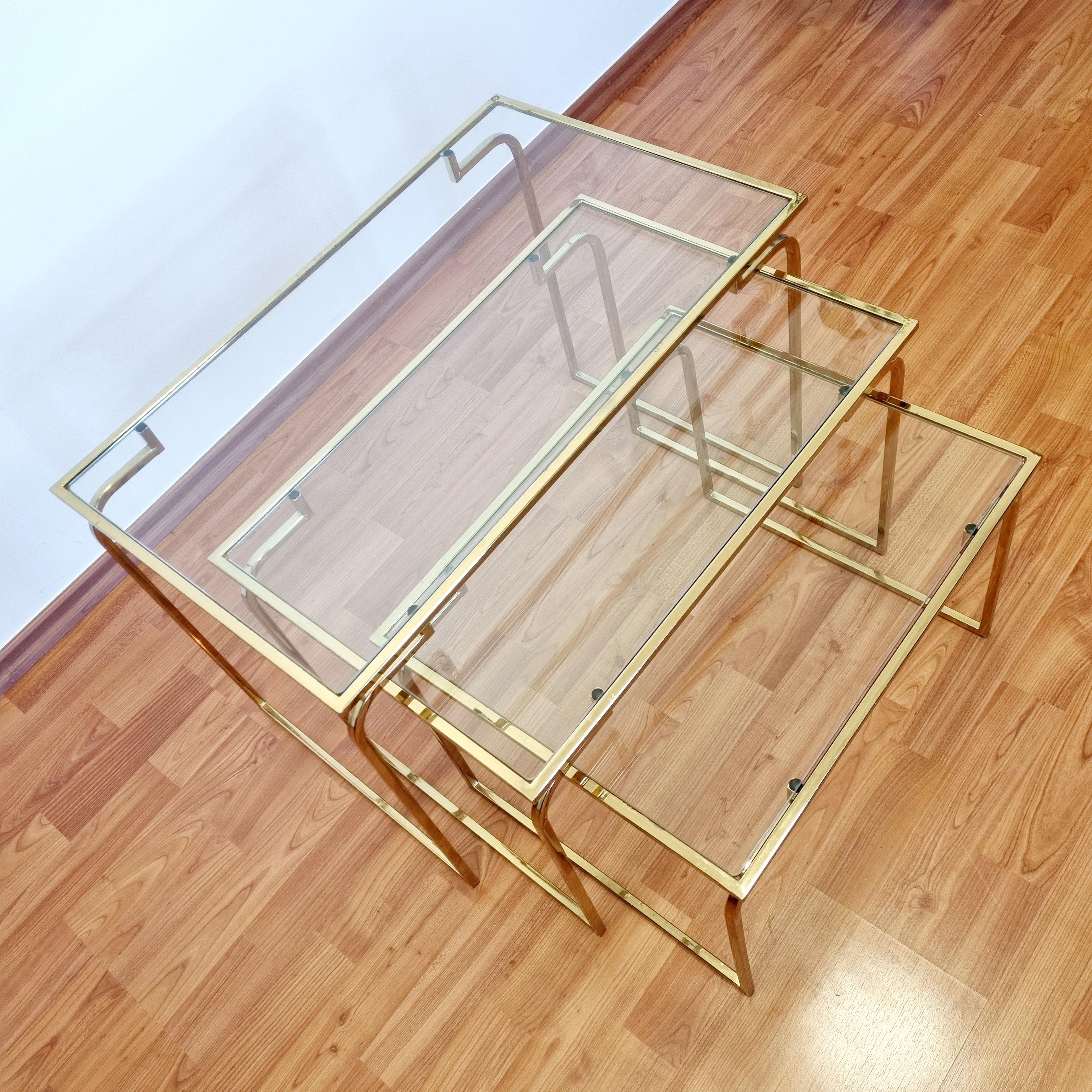 Satz von drei Nisttischen, hergestellt in Italien in den 70er Jahren
Hergestellt aus Messing und Glas