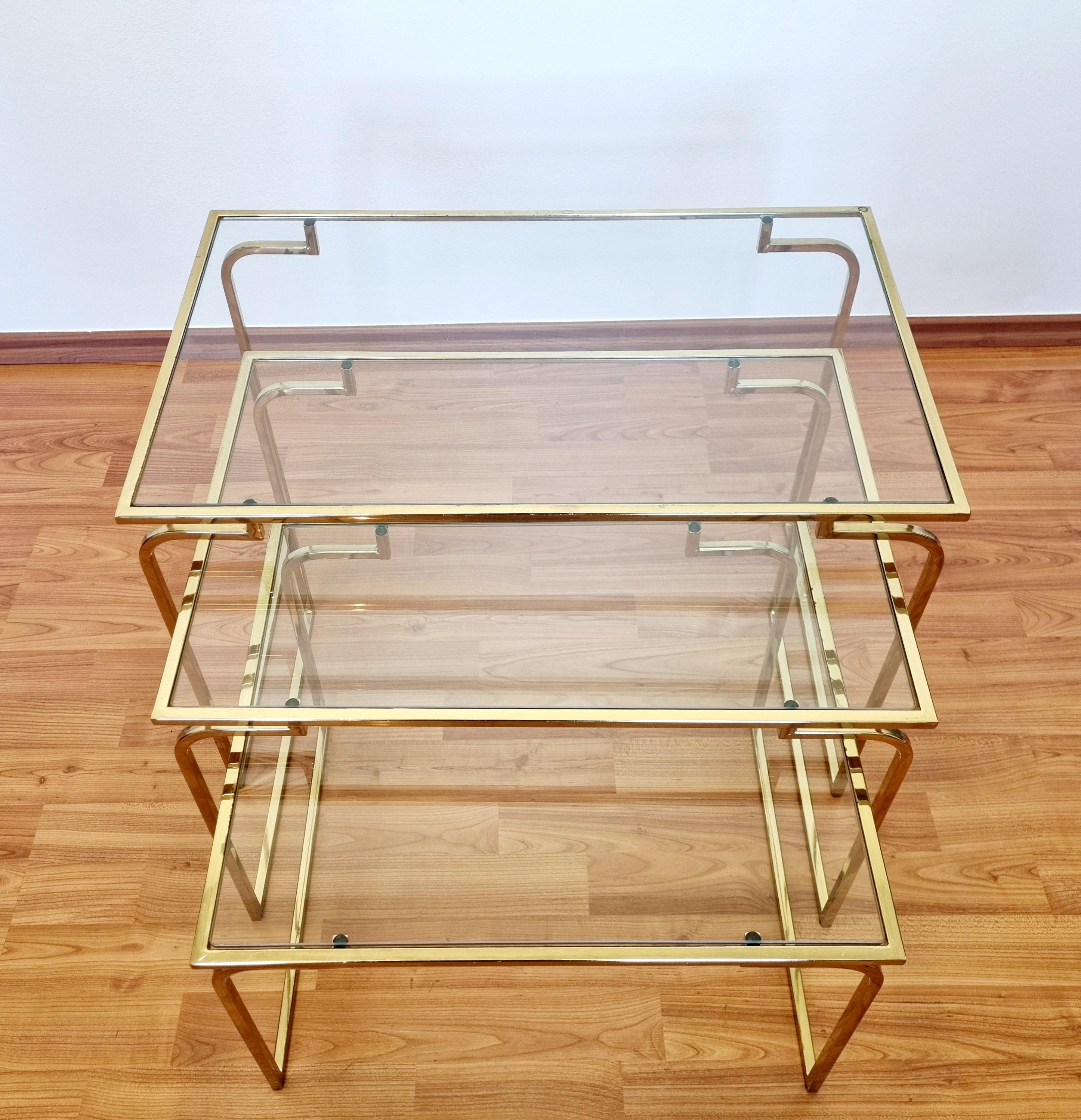 Italienische Moderne Messing- und Glas-Nesttische, Italien 70er Jahre (Moderne der Mitte des Jahrhunderts) im Angebot