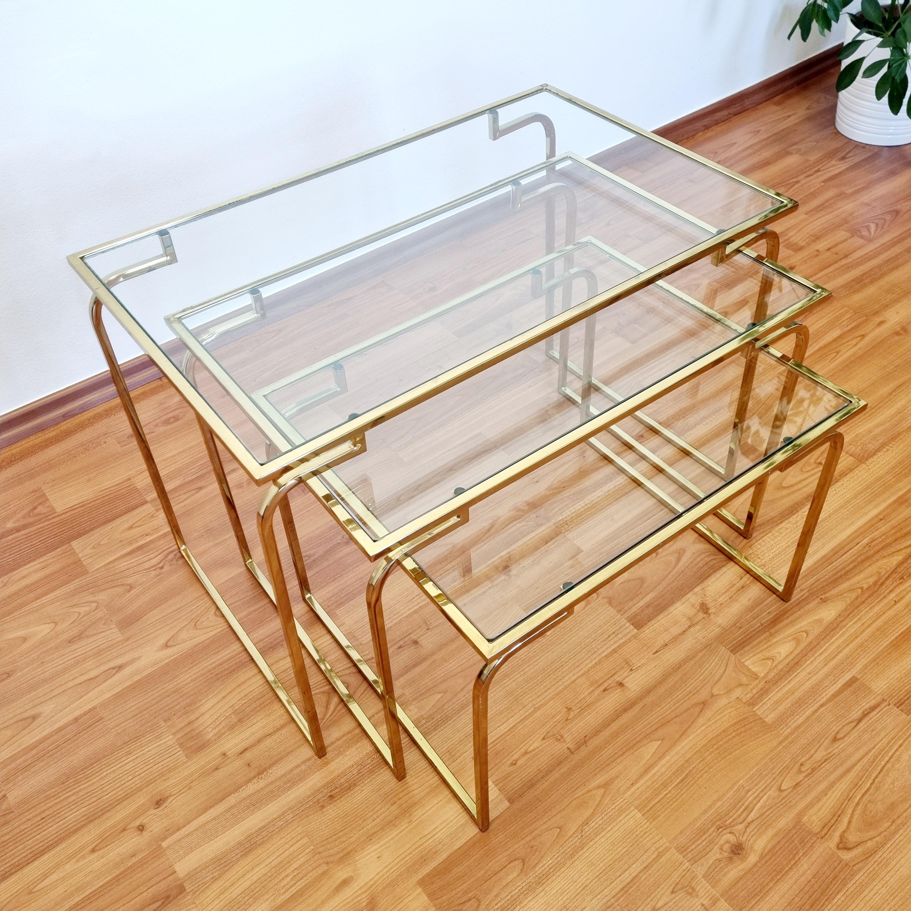 Italienische Moderne Messing- und Glas-Nesttische, Italien 70er Jahre im Zustand „Gut“ im Angebot in Lucija, SI