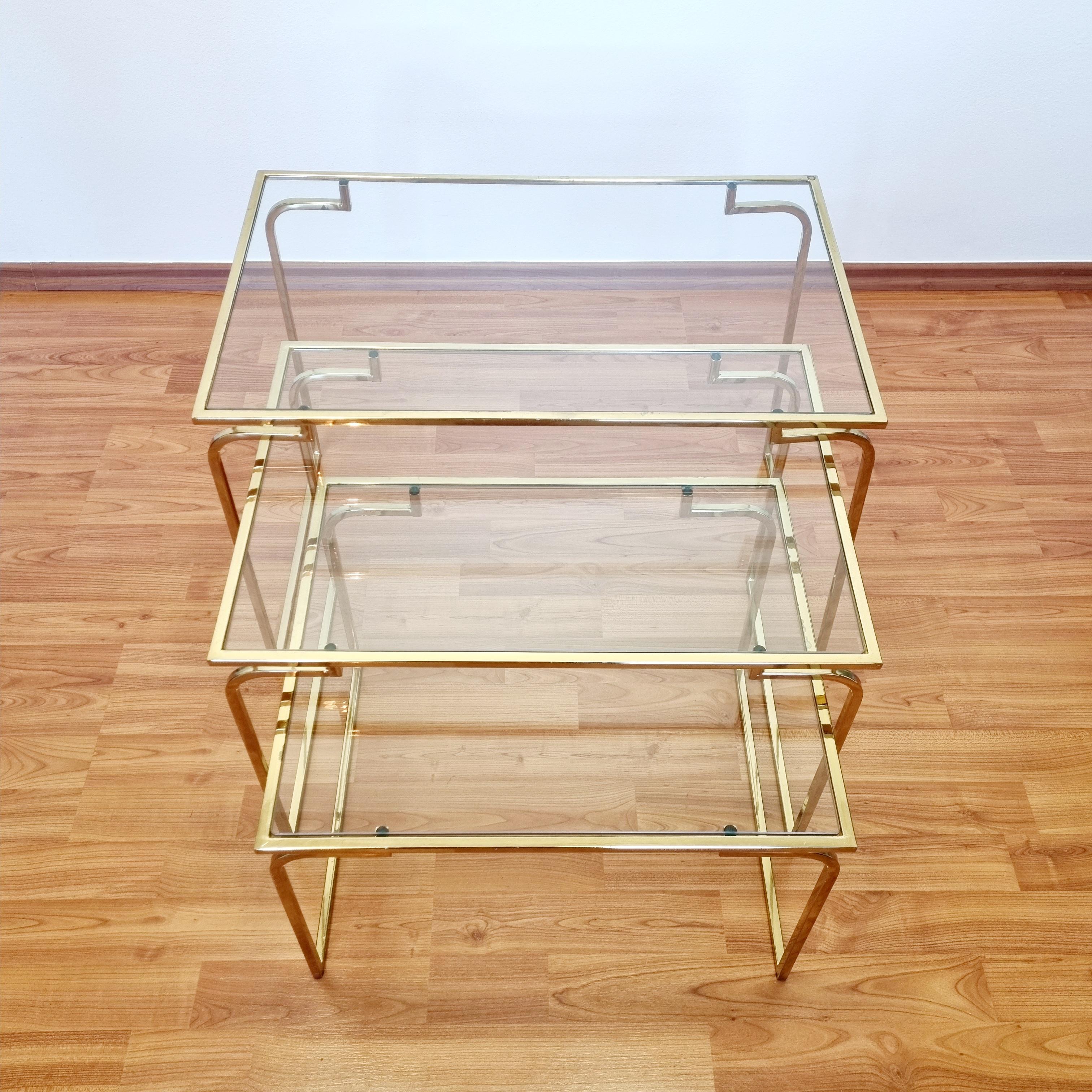 Italienische Moderne Messing- und Glas-Nesttische, Italien 70er Jahre (Ende des 20. Jahrhunderts) im Angebot