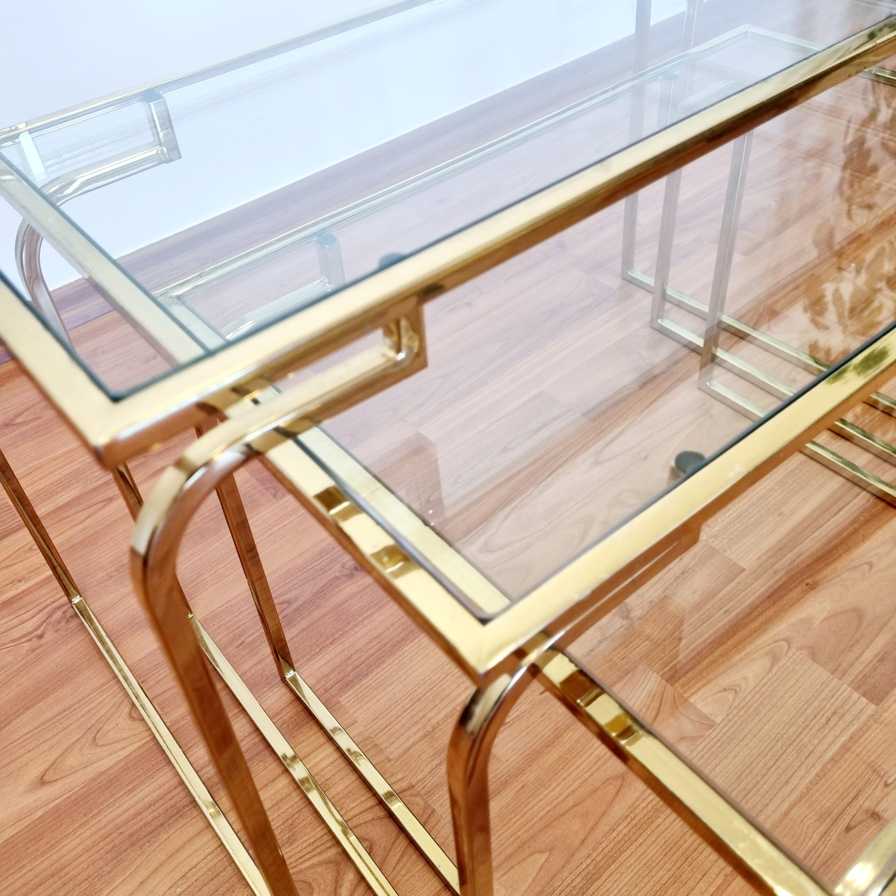 Italienische Moderne Messing- und Glas-Nesttische, Italien 70er Jahre im Angebot 2