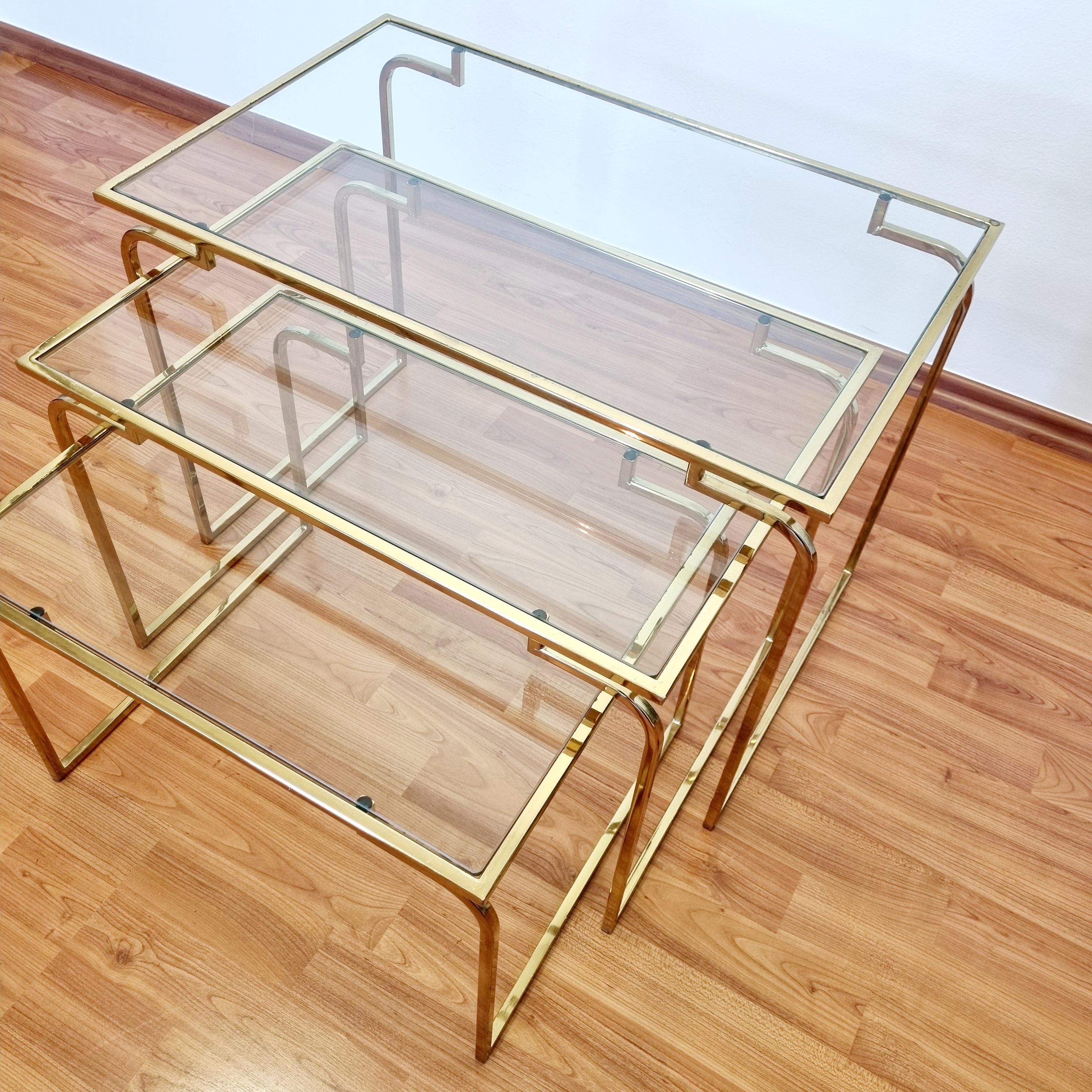 Italienische Moderne Messing- und Glas-Nesttische, Italien 70er Jahre im Angebot 3
