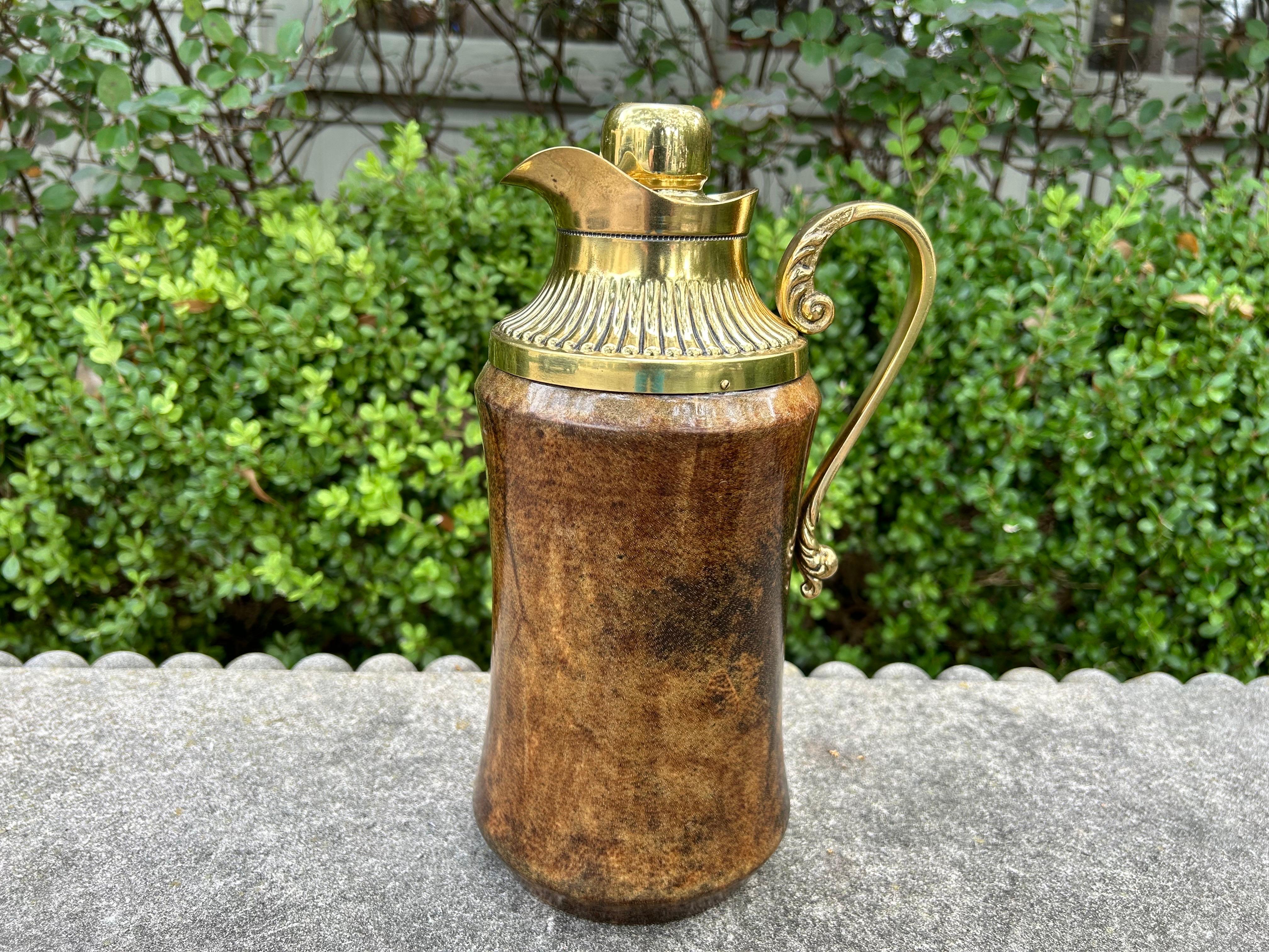 Jarra moderna italiana de latón y piel de cabra lacada, de Aldo Tura.
Se ofrece una impresionante jarra o garrafa italiana de mediados del siglo XX, de piel de cabra lacada y latón, del aclamado diseñador Aldo Tura, de Milán (Italia).
Este