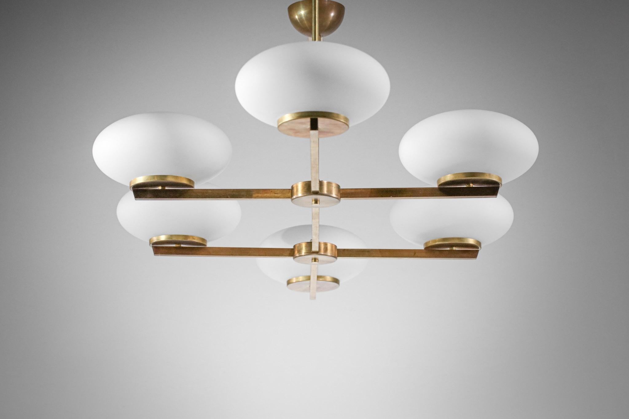 Mid-Century moderno Lampadario moderno italiano in ottone e opalino 