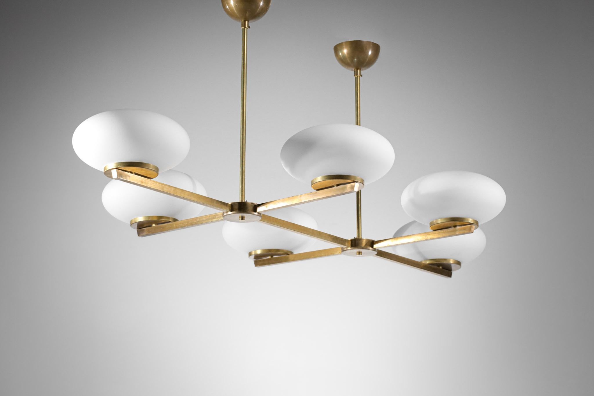 Lampadario moderno italiano in ottone e opalino 
