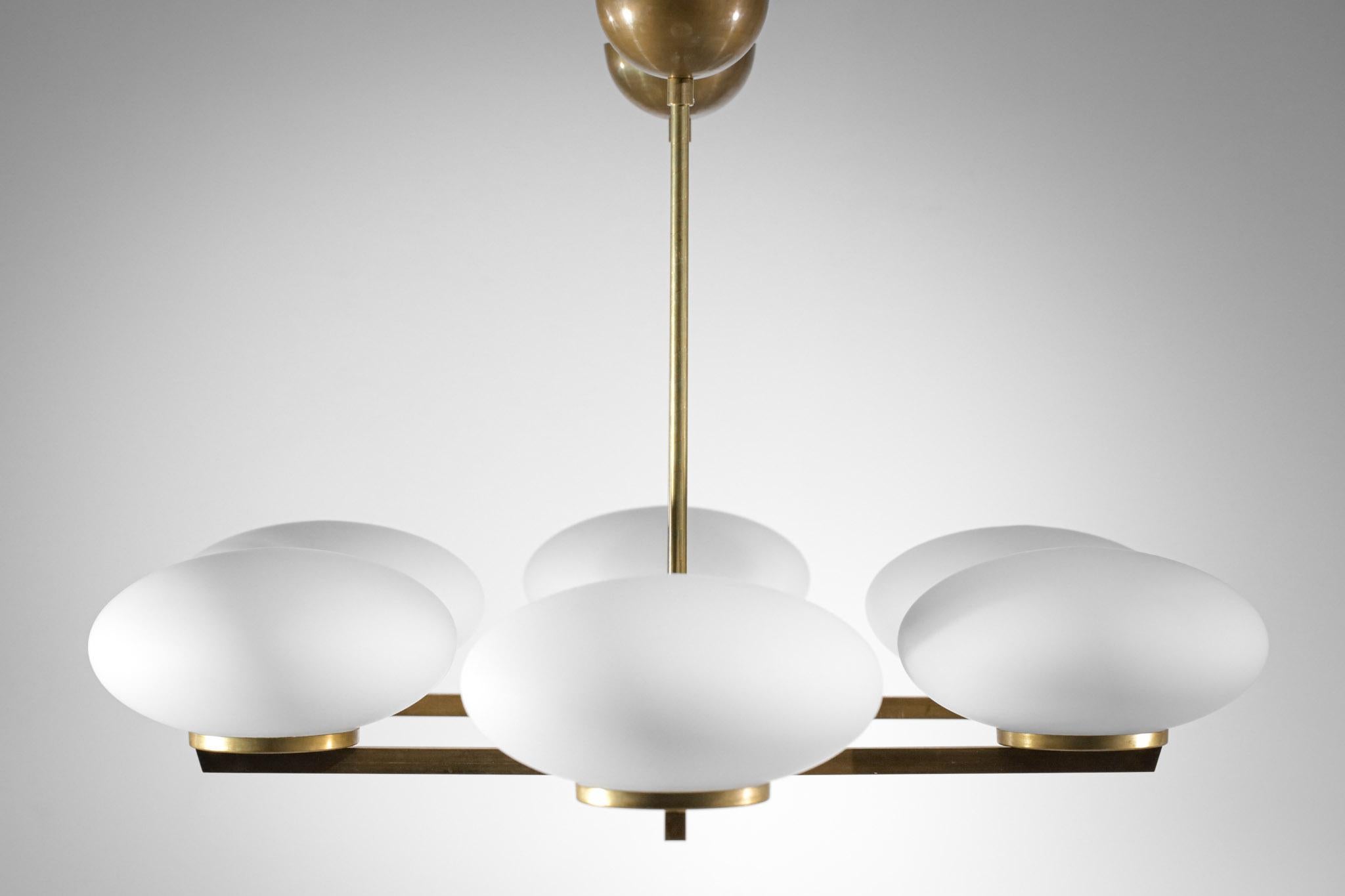 Lampadario moderno italiano in ottone e opalino 