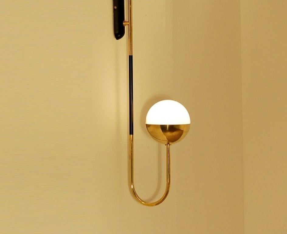 Lámpara italiana moderna de latón y cristal opalino by Fabio Ltd Moderno de mediados de siglo en venta