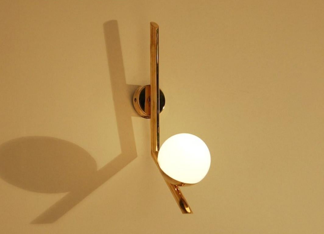 Mid-Century moderno Applique moderna in ottone e vetro opalino di Fabio LTD in vendita