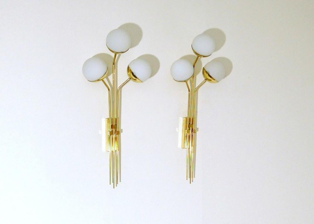 Lámpara italiana moderna de latón y cristal opalino by Fabio Ltd Moderno de mediados de siglo en venta