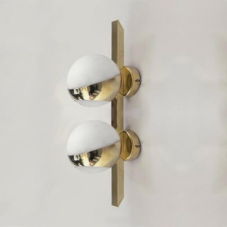 Italiano Applique moderna in ottone e vetro opalino di Fabio LTD in vendita