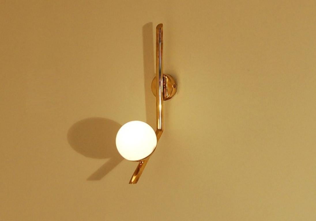 Italiano Applique moderna in ottone e vetro opalino di Fabio LTD in vendita
