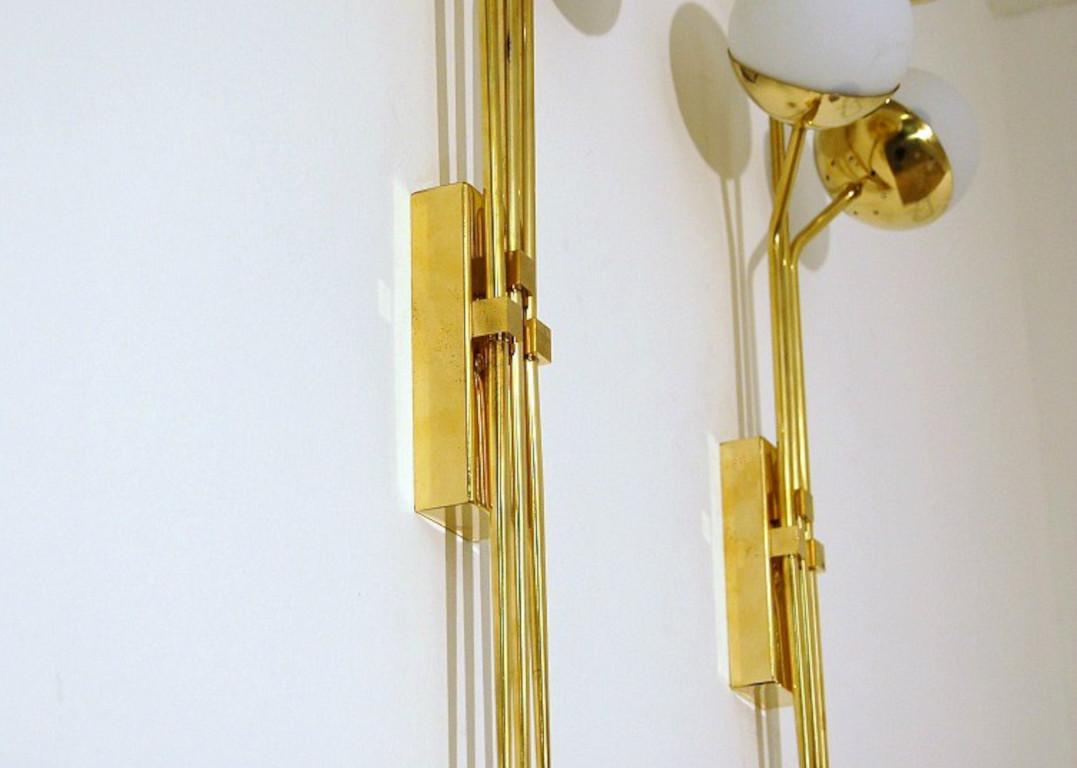 Lámpara italiana moderna de latón y cristal opalino by Fabio Ltd Italiano en venta