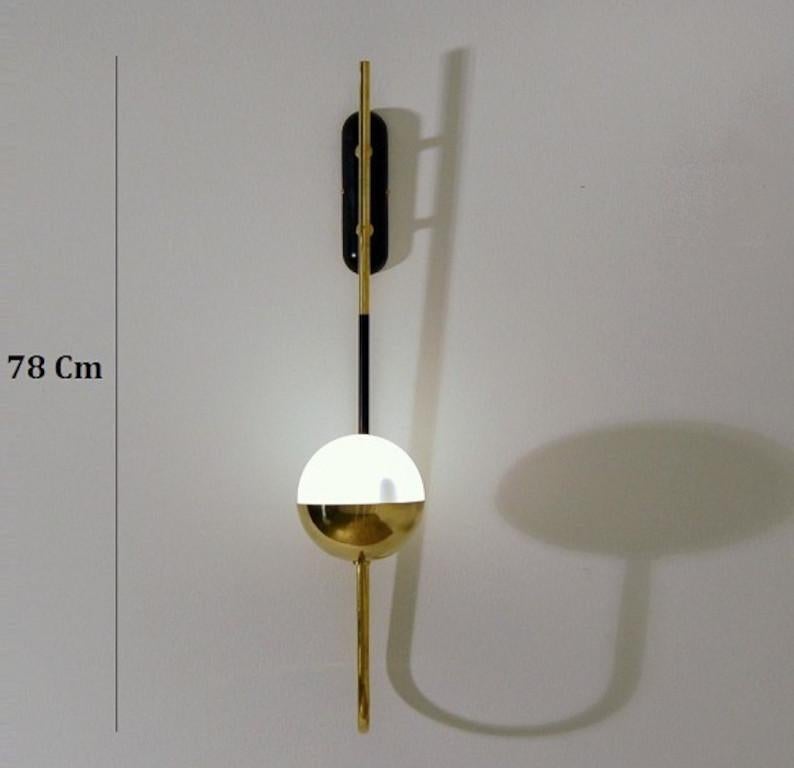 Lámpara italiana moderna de latón y cristal opalino by Fabio Ltd Siglo XXI y contemporáneo en venta
