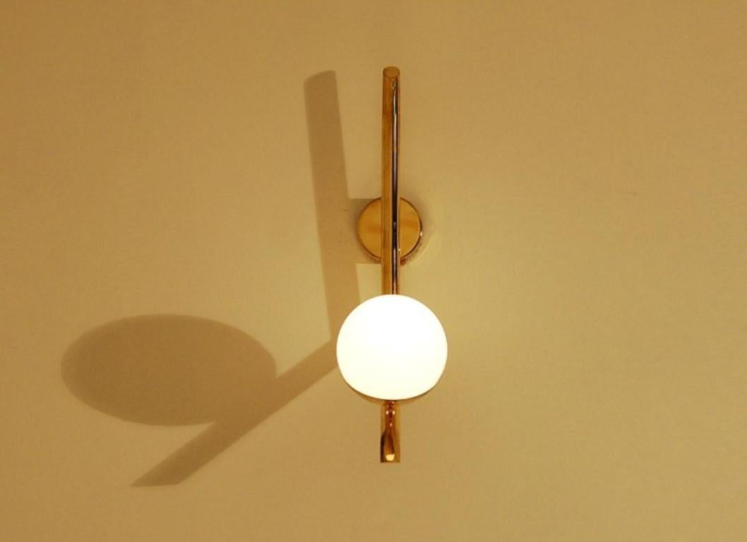 XXI secolo e contemporaneo Applique moderna in ottone e vetro opalino di Fabio LTD in vendita