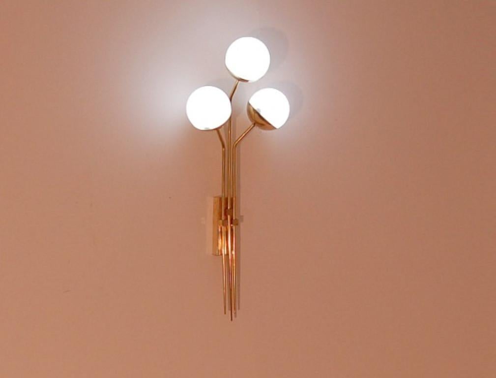 Lámpara italiana moderna de latón y cristal opalino by Fabio Ltd Siglo XXI y contemporáneo en venta