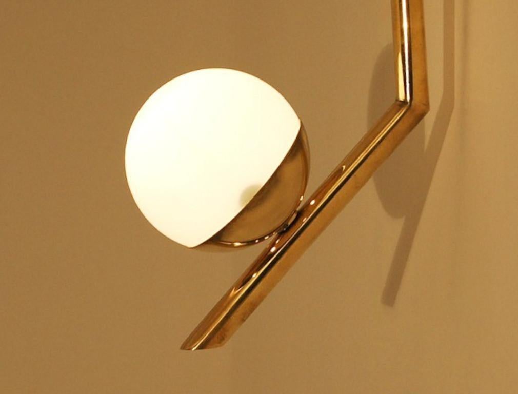 Ottone Applique moderna in ottone e vetro opalino di Fabio LTD in vendita