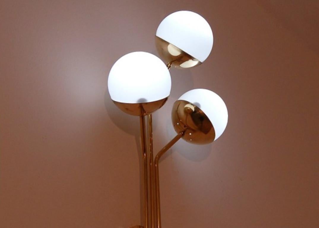 Lámpara italiana moderna de latón y cristal opalino by Fabio Ltd Latón en venta