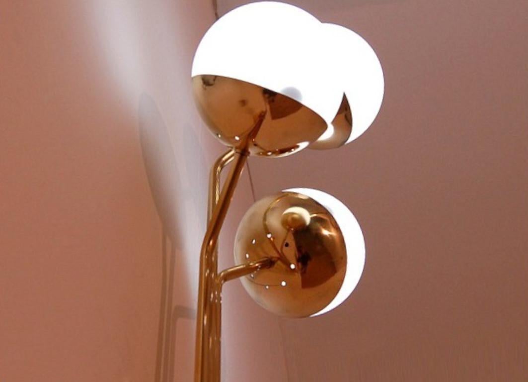 Lámpara italiana moderna de latón y cristal opalino by Fabio Ltd en venta 1