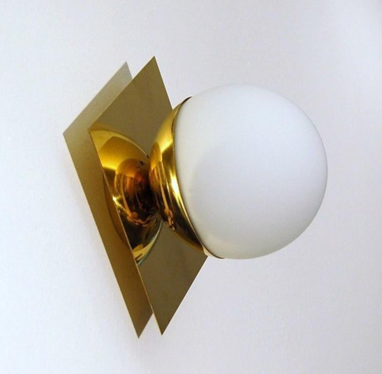 Mid-Century moderno Applique moderna in ottone e vetro opalino di Fabio LTD in vendita