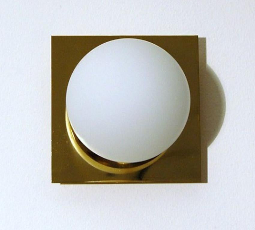 Italiano Applique moderna in ottone e vetro opalino di Fabio LTD in vendita