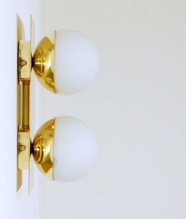 Aplique / empotrable moderno italiano de latón y cristal opalino by Fabio Ltd Italiano en venta