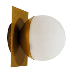 Applique moderna in ottone e vetro opalino di Fabio LTD