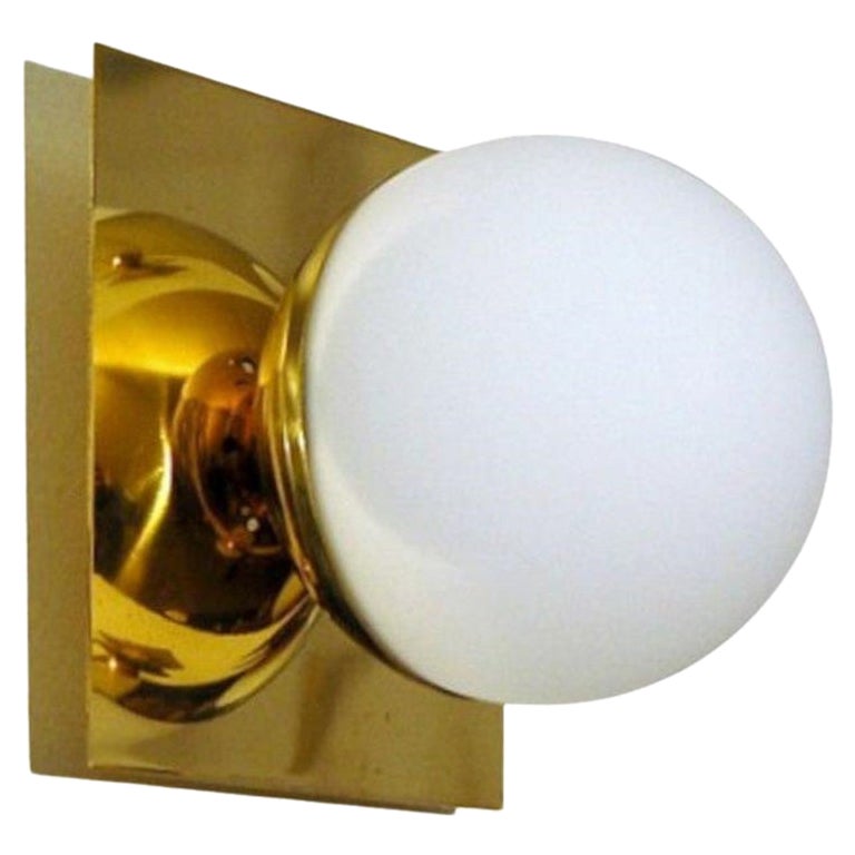Aplique / empotrable moderno italiano de latón y cristal opalino by Fabio Ltd en venta