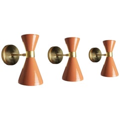 Applique murale moderne italienne « Campana » en laiton et émail poudré par Blueprint Lighting