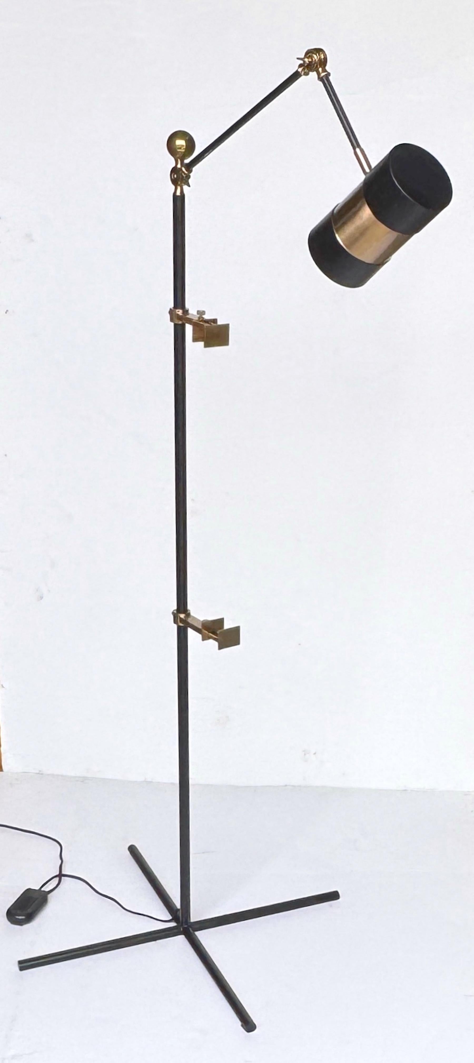 Cavalletto per lampada da terra moderno in ottone e smaltato, regolabile, fine del XX secolo in vendita 3